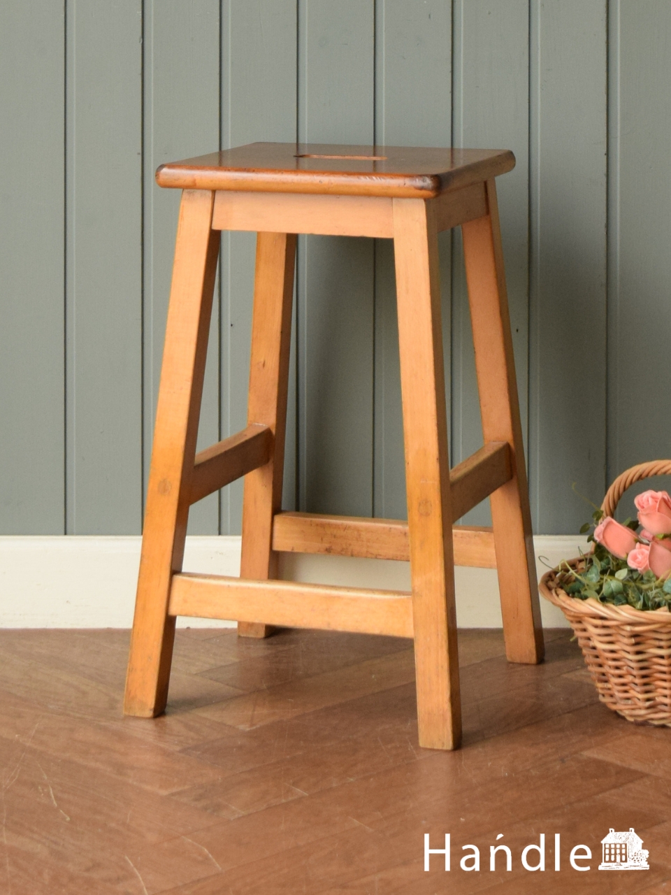 イギリスから届いたアンティークスツール、スクエア型の座面の