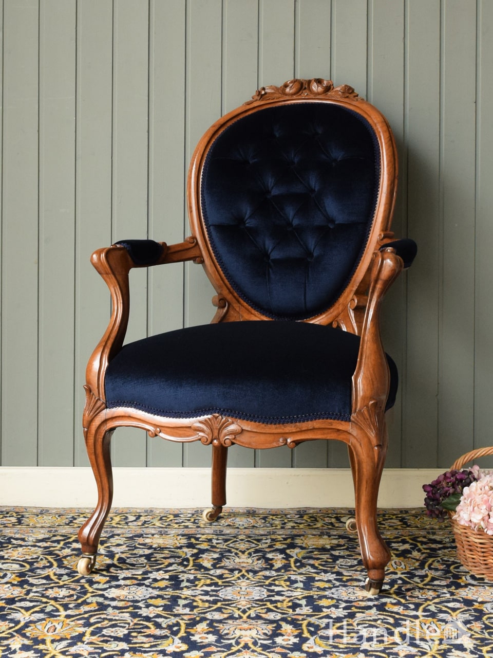 アンティークの贅沢な椅子、猫脚が優雅なアーム付きの一人掛けソファ(q
