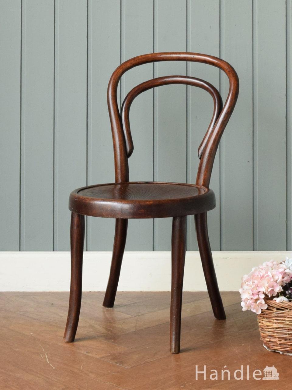 曲げ木の背もたれや長い脚が美しい、英国アンティークのベントウッド