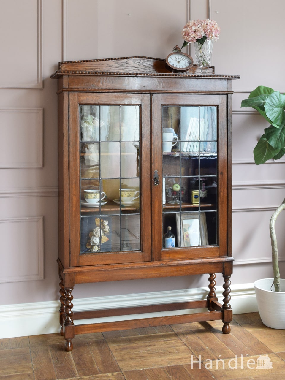 英国アンティークのおしゃれな本棚、ステンドグラス扉のブックケース(j