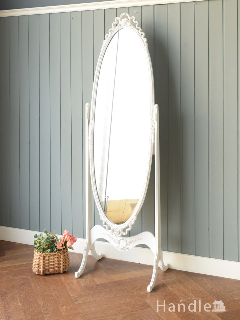 英国アンティークのおしゃれな鏡、盾の形をした木製のスタンドミラー(m