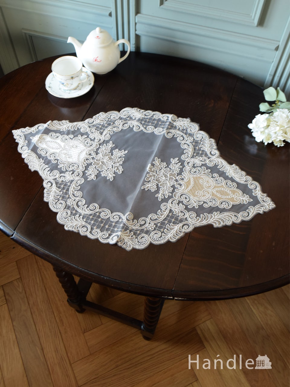 フレンチアンティーク風の美しいテーブルクロス、華やかな刺繍の入った