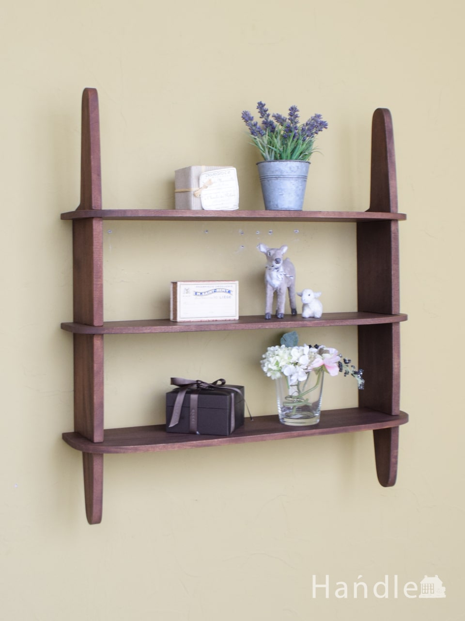 ビンテージ調のおしゃれなウォールシェルフ、北欧スタイルの壁付け