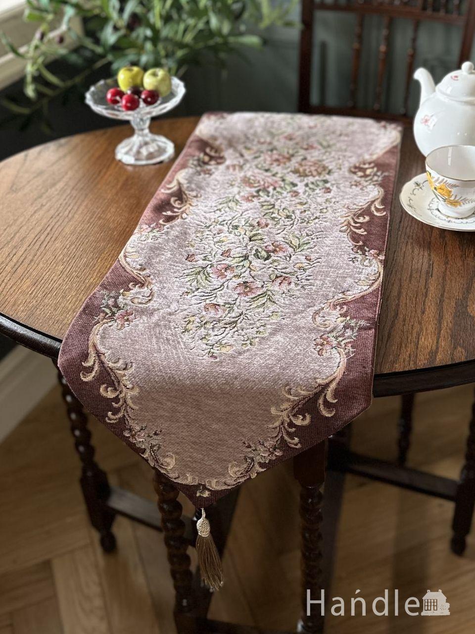 可愛い色の華やかなテーブルランナー、プチポワン調の刺繍が可愛い