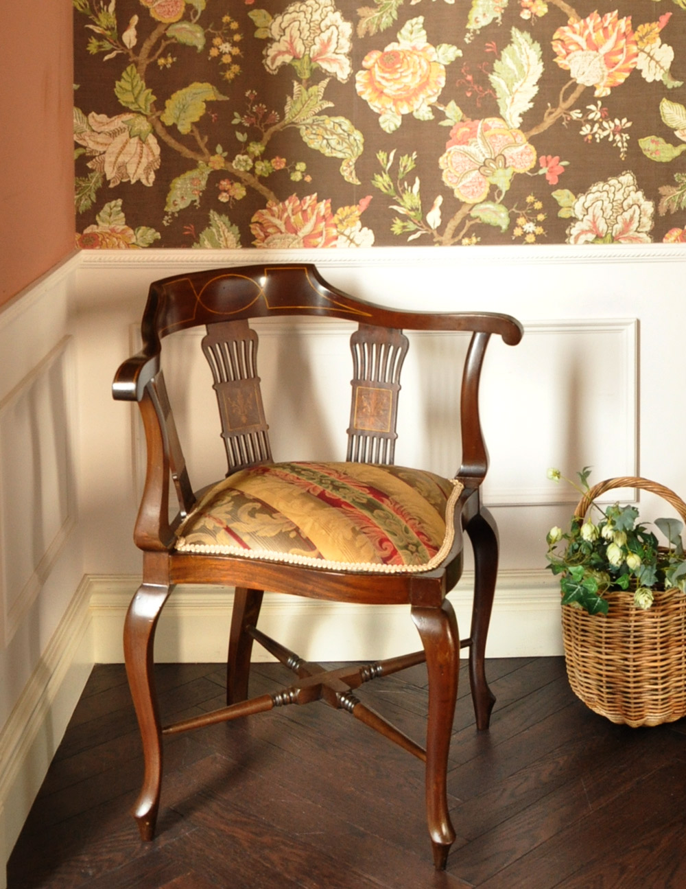 角に置くだけで絵になるアンティークチェア、マホガニー材のコーナー