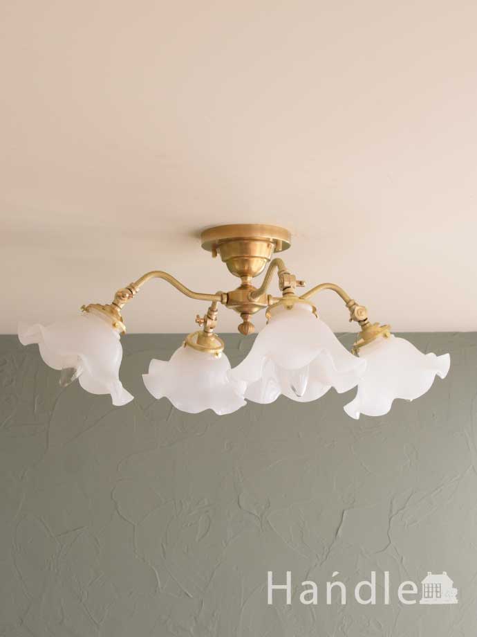 お花の形のガラスシェードが可愛い、アンティーク風のシーリング