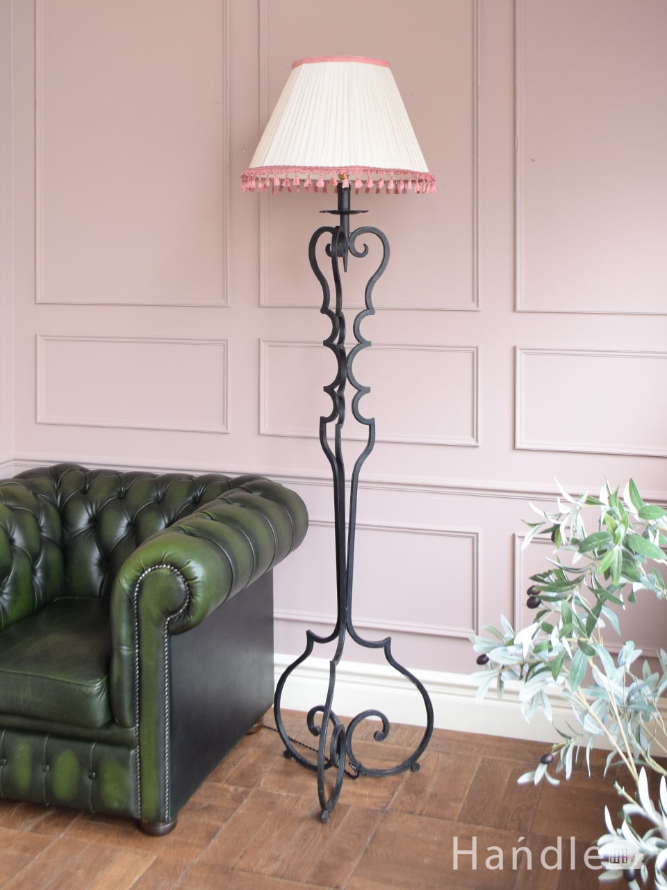 ピンクのシェードが女性らしい、ホワイトスタンドのアンティークフロア