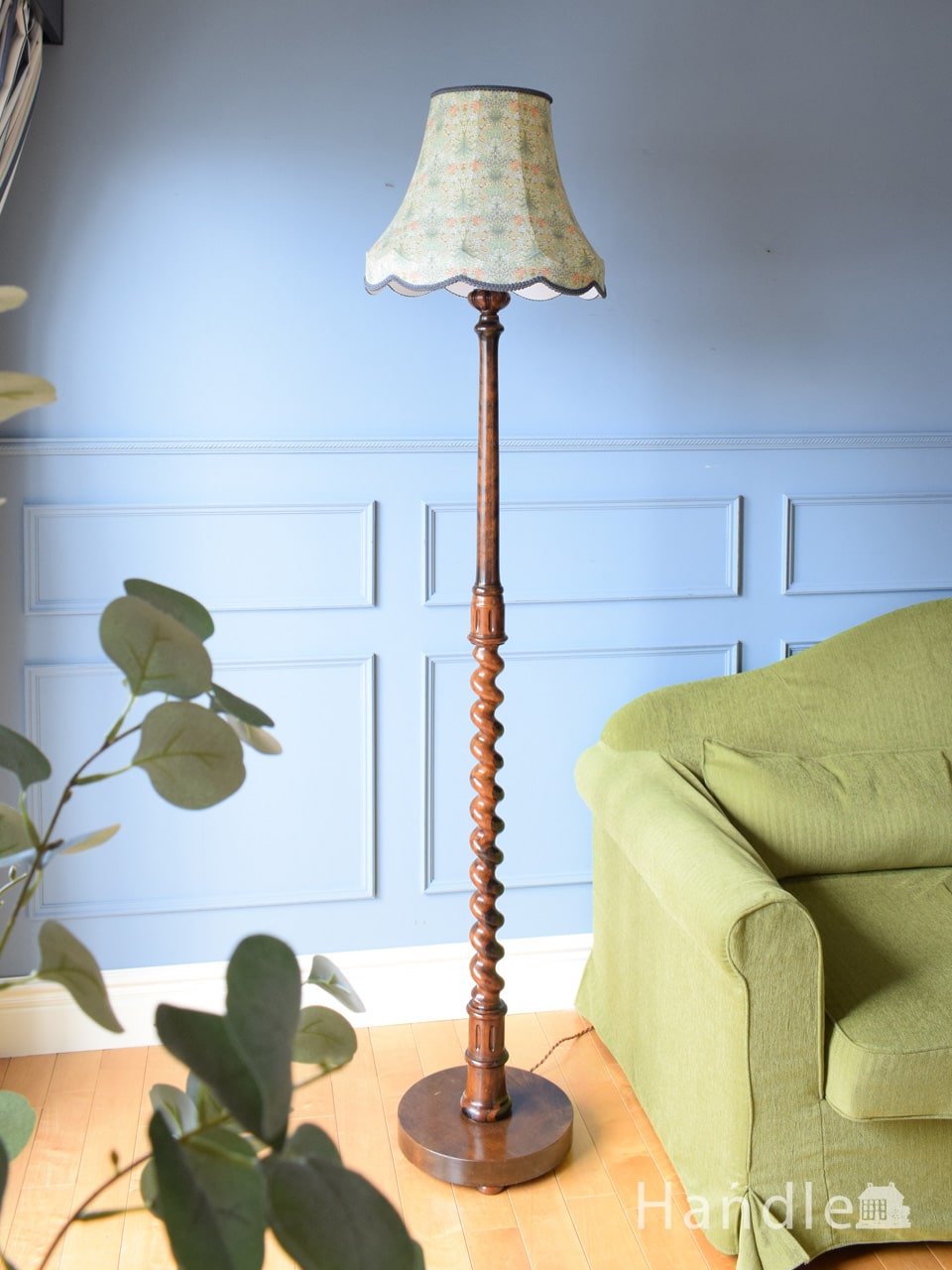 ホワイトスタンドが可愛いアンティーク照明、白いシェードのフロア