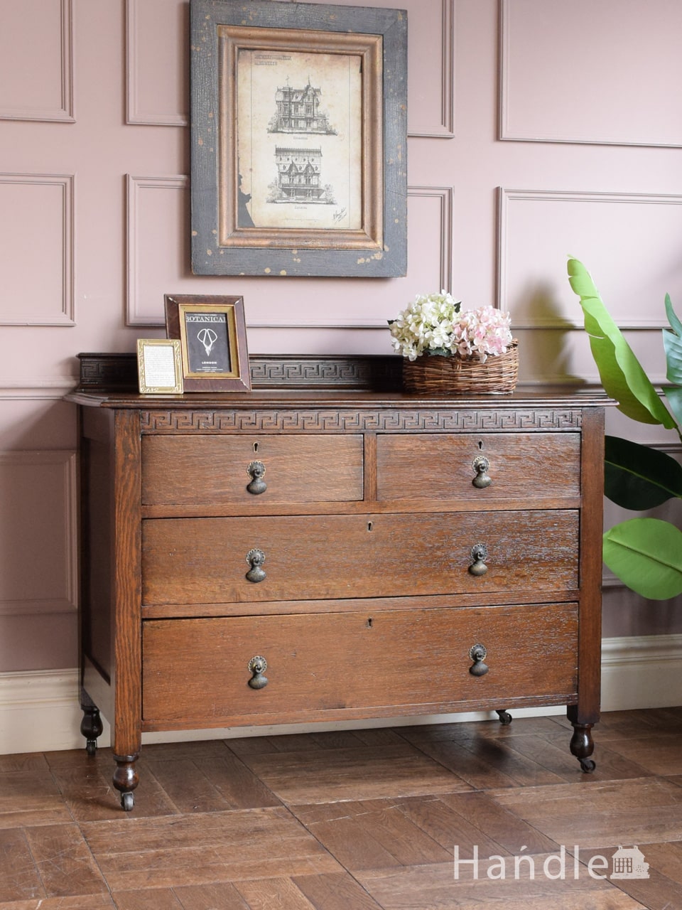 フランスで見つけたアンティーク家具、華やかな猫脚のチェスト（タンス