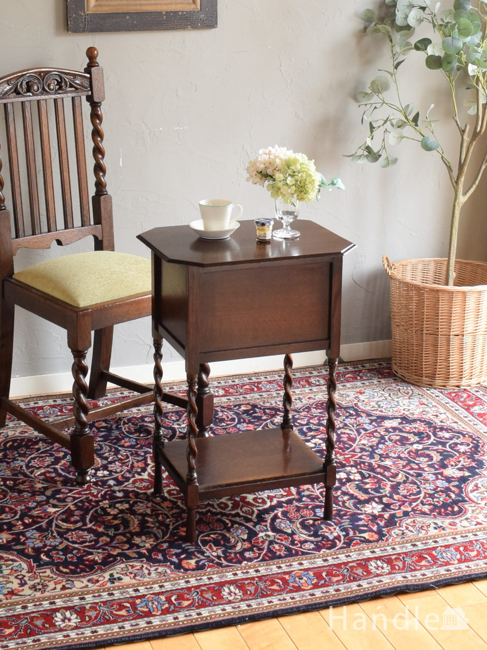 イギリスから届いたアンティークのサイドテーブル、キドニー型の