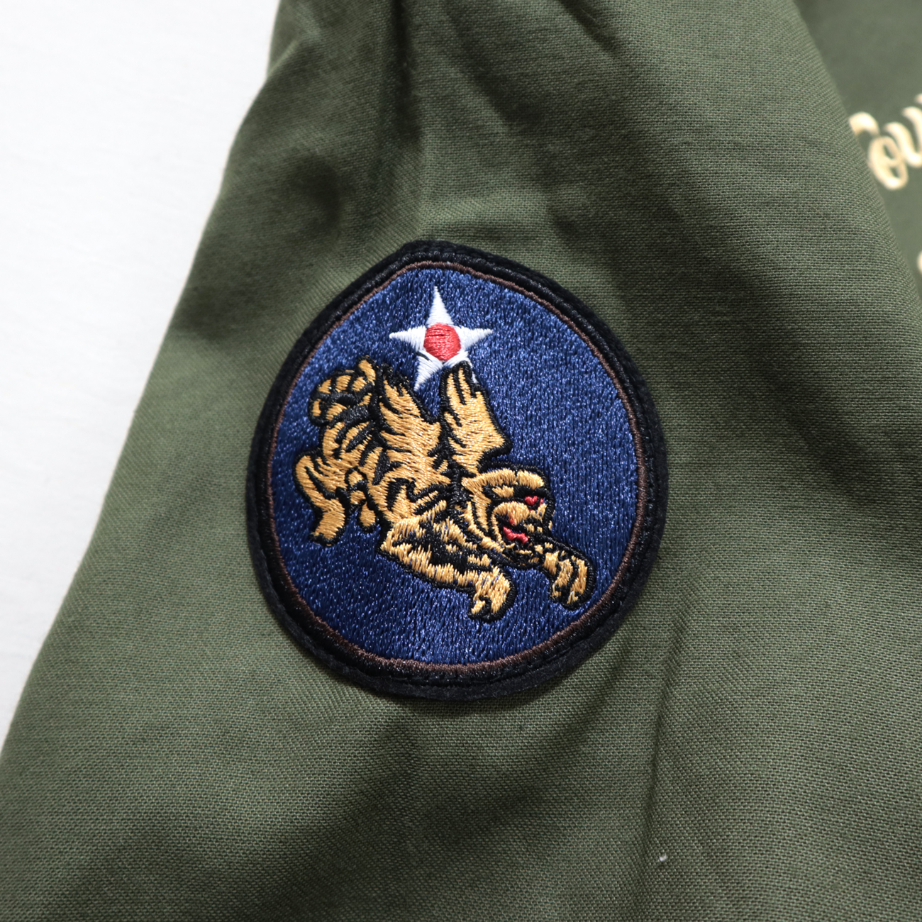 アメリカ合衆国義勇軍の伝説的部隊に彩られた『パッチアーミーシャツ