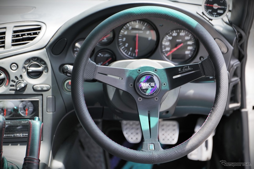 HKSが「東京オートサロン2025」限定/先行販売アイテムを公開、谷口選手