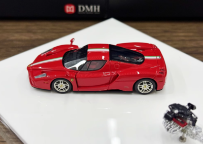 1:64 Resin Car Model Ferrari ENZO + Engine Limited edition 99