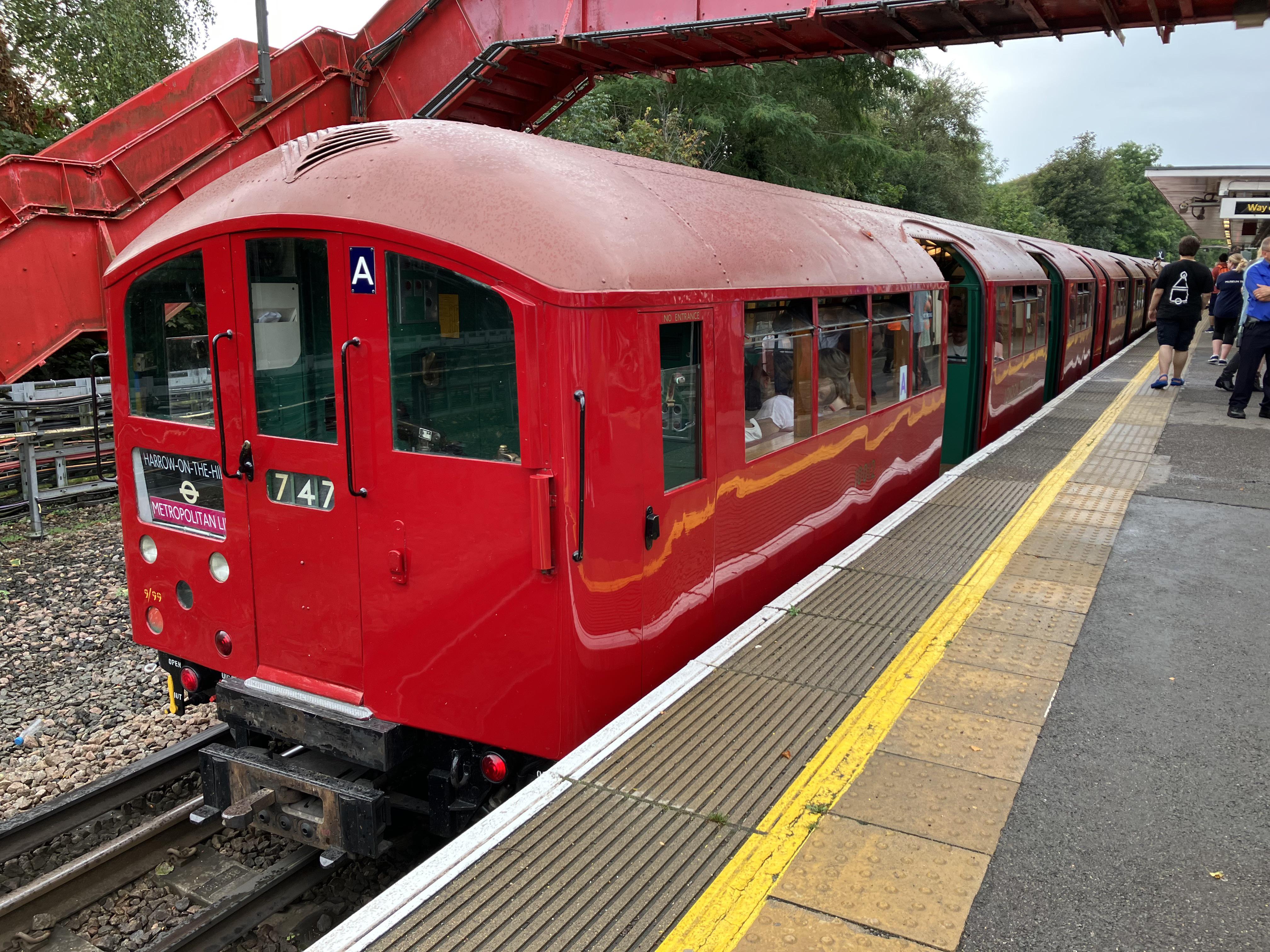 ロンドン地下鉄1938年型ストック電車、アメルシャム駅にて