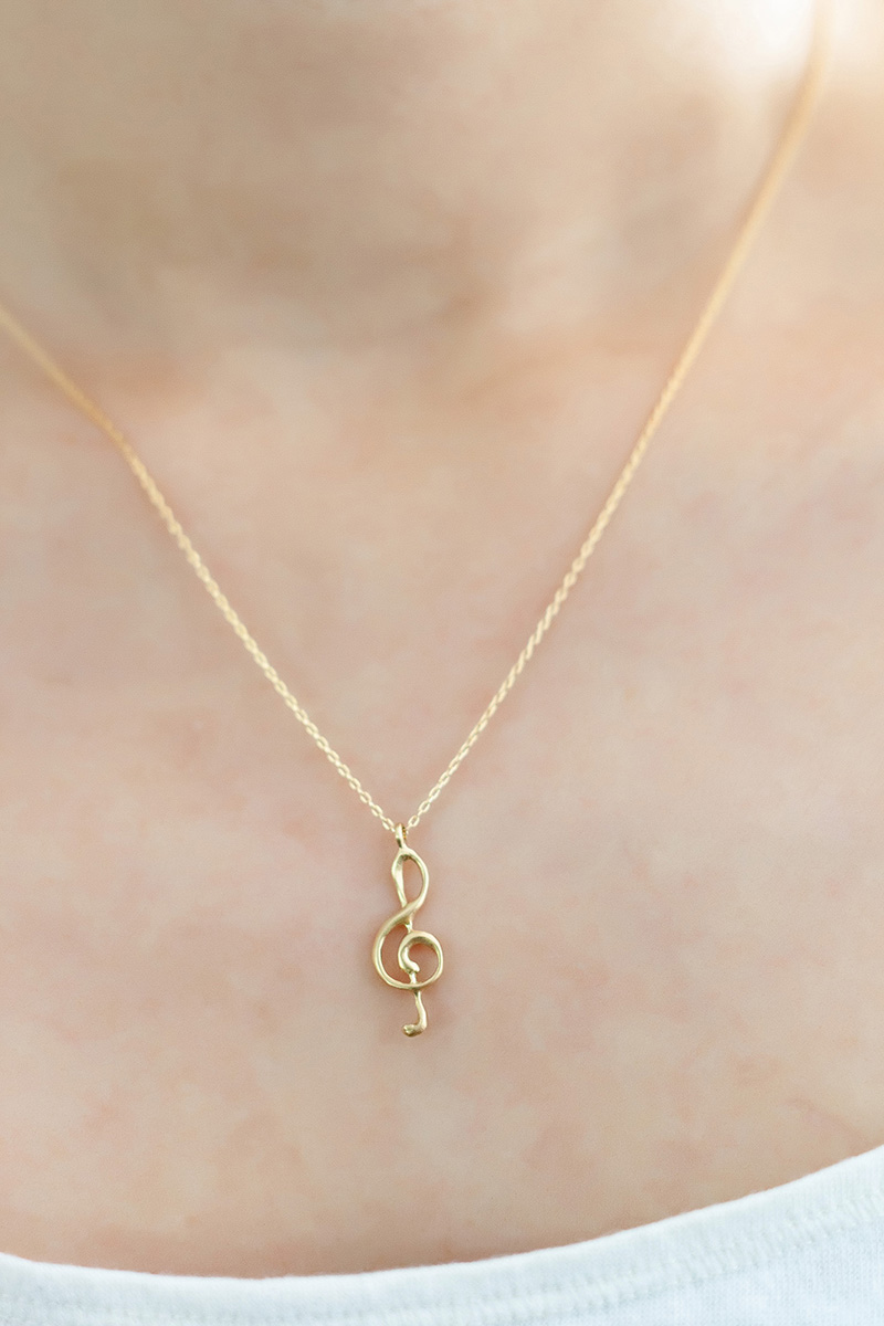 ゴールドのト音記号ネックレス – ileava jewelry