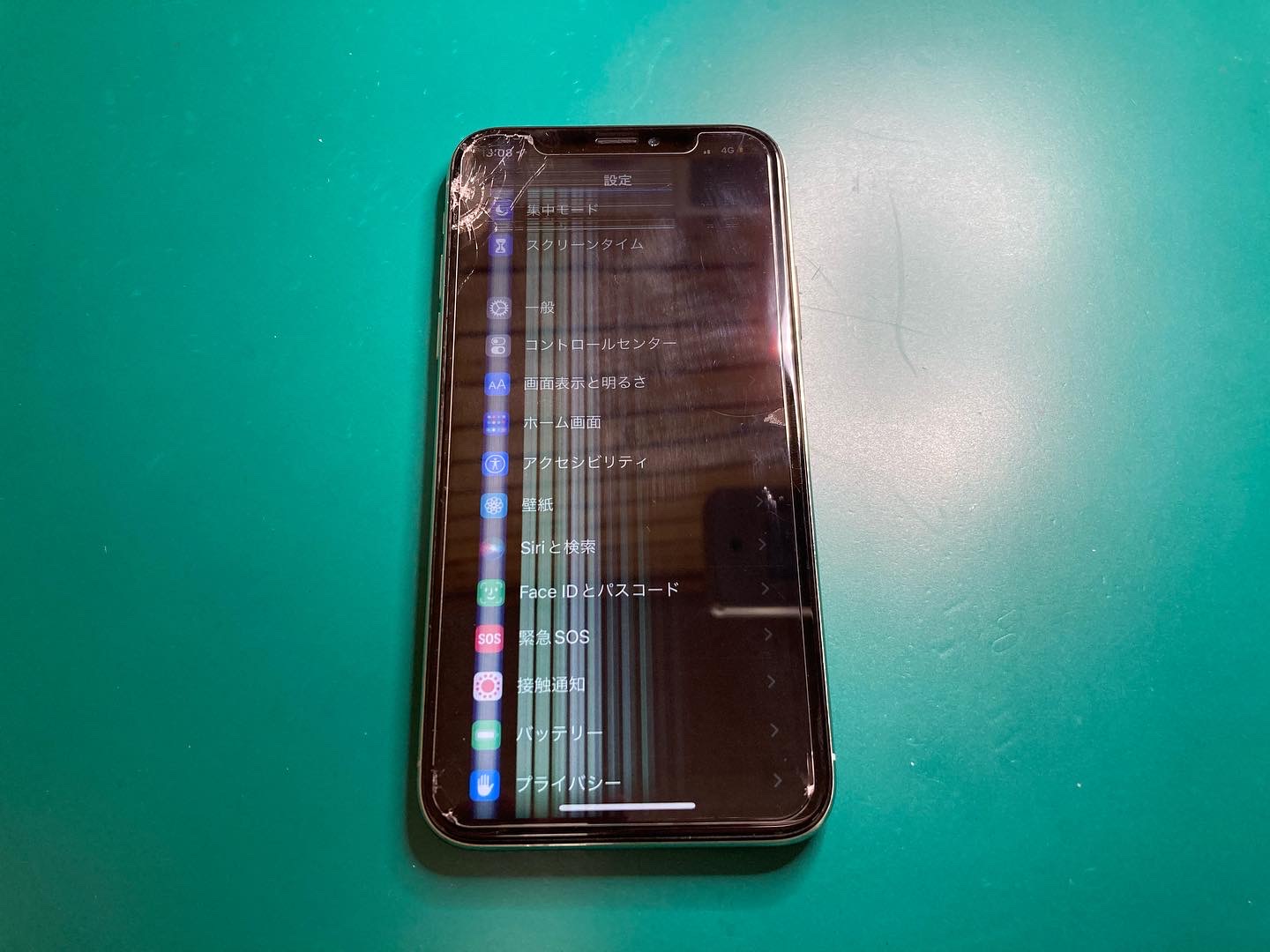落とした衝撃で画面ひび割れ＋液晶画面の表示異常が発生したiPhone修理