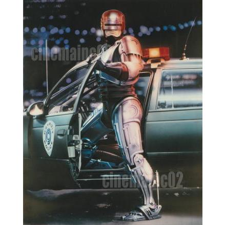 ロボコップ』車から降りるロボコップの全身写真/ピーター・ウェラー