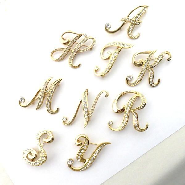 ブローチ イニシャル アルファベット スワロフスキー ！高級感