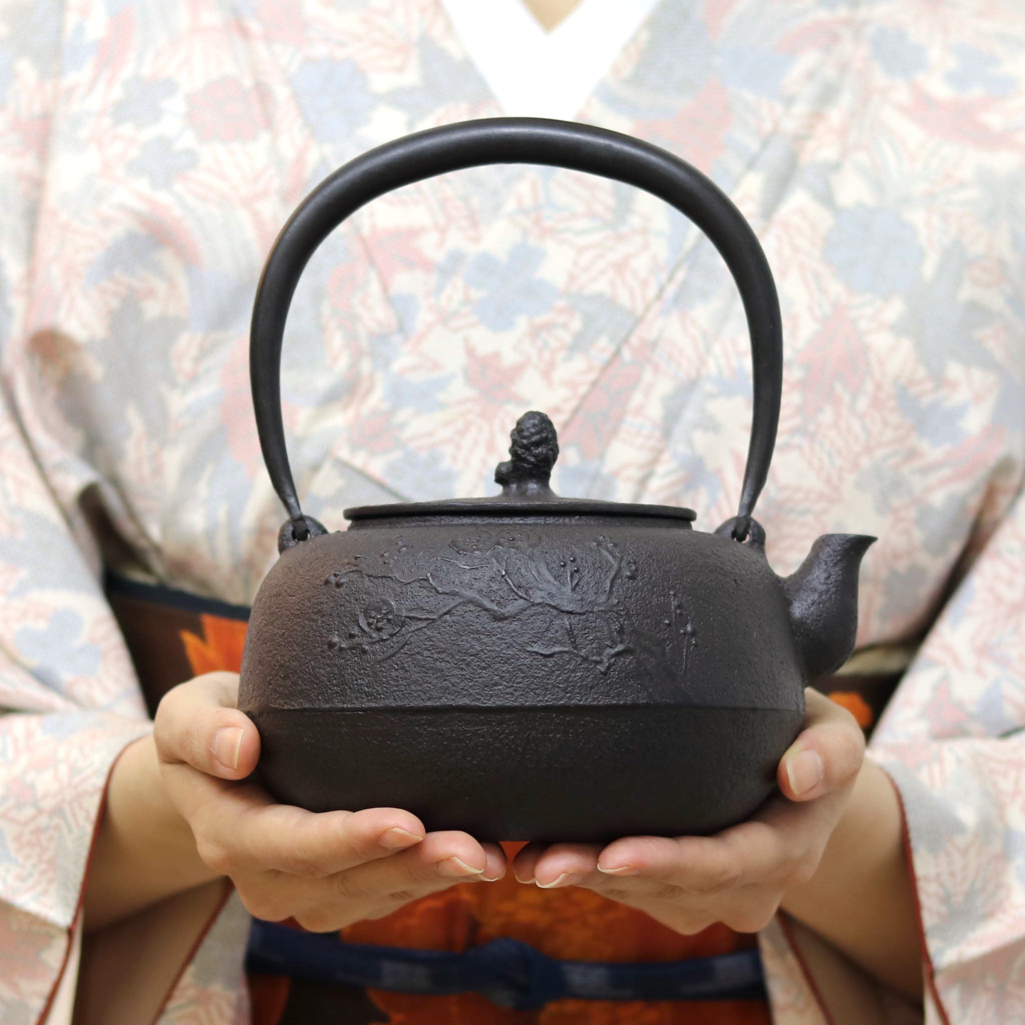 山形鋳物 鉄瓶 | 平丸 梅 | 10号 | あらい工房