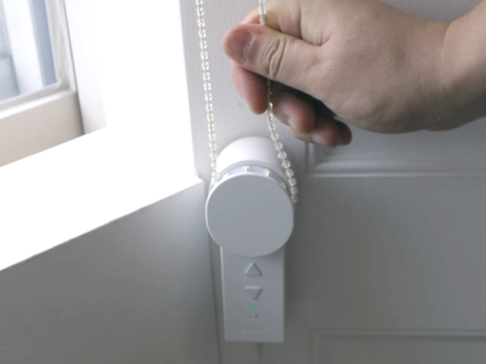 市販のブラインドに取り付けるだけで、スマホで自動開閉を可能にする