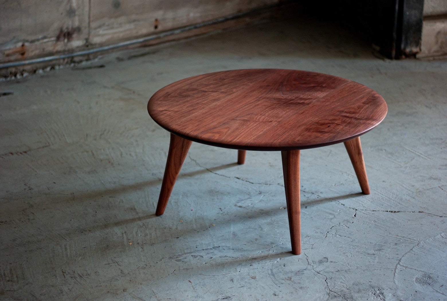 幅広で揺らぎのある木目が美しいテーブル φ850 3431 – KOMA