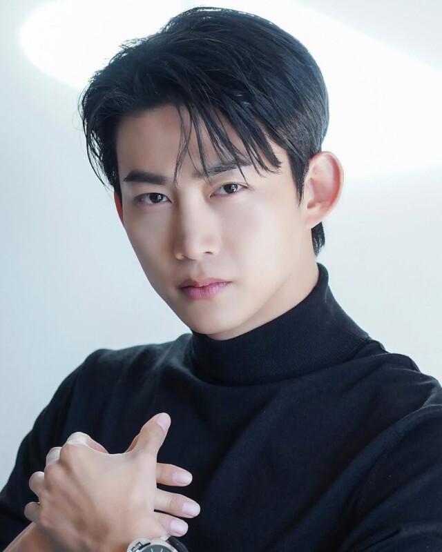 2PM」テギョン、顔を見てると時間がたつのを忘れる…花のビジュアルが