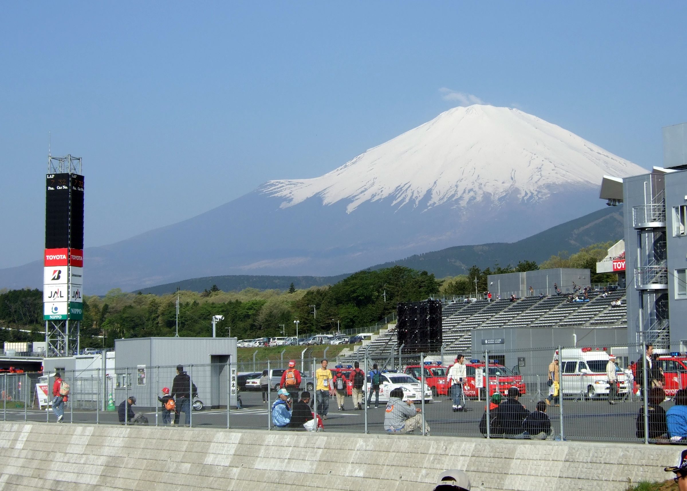 File:Fuji Speedway with Mount Fuji.jpg - Wikimedia Commons