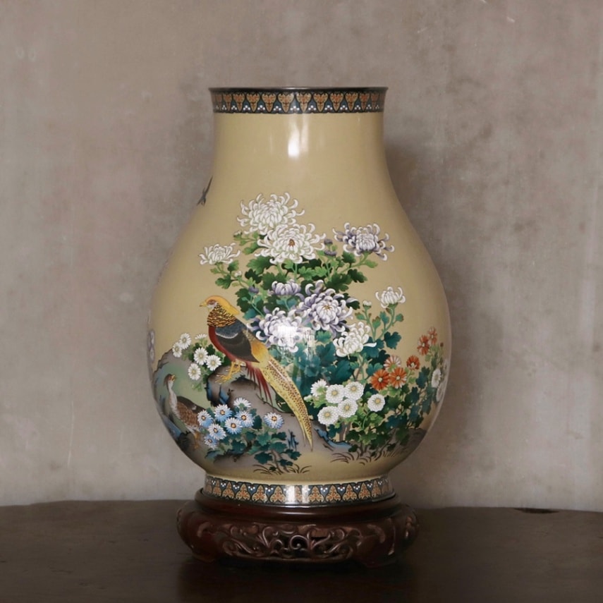 安藤重兵衛謹製 賜御勅傳 七寶菊華錦鶏 純銀覆輪花瓶 唐木台・共箱付