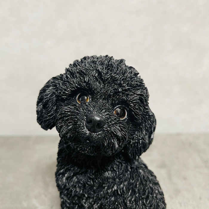 かわいい 犬 置物 振り返るトイプードル ブラック 小 woobia ウービア