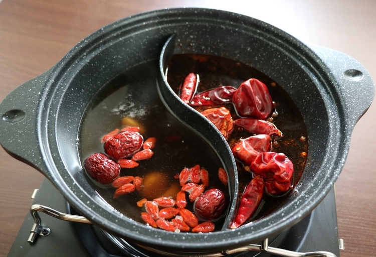 薬膳と麻辣、2つの味が楽しめる『スペシャル火鍋セット』をお取り寄せ