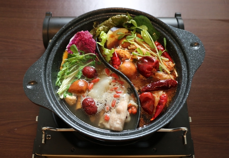 薬膳と麻辣、2つの味が楽しめる『スペシャル火鍋セット』をお取り寄せ