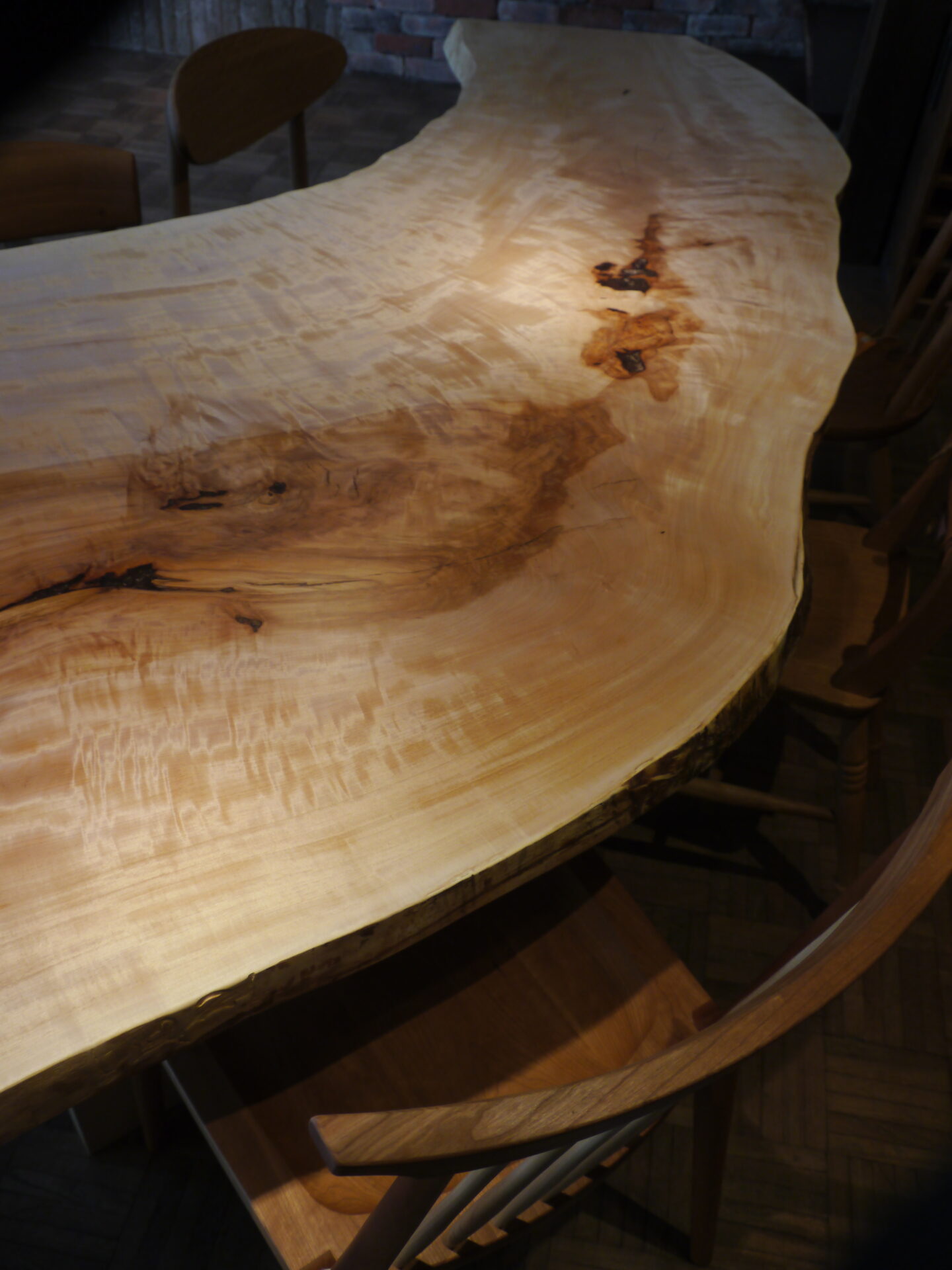 一枚板】樹齢200年広葉樹から出来たテーブルのかっこよさ | 松葉屋家具