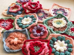 フェリシモ クチュリエ「マカロンカラーのかぎ針編みブランケット