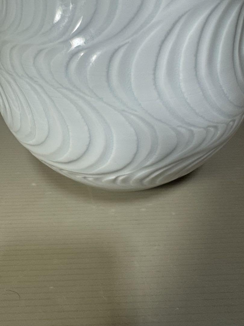 Amazon.co.jp: 2213 藤井朱明 白磁 流水彫文 花瓶 : ホビー