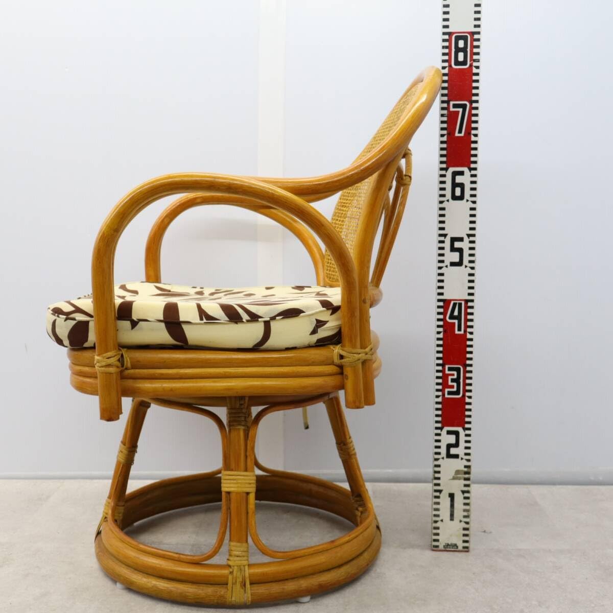 Amazon｜∀座面高さ約36㎝ レトロラタン クッション付き 座椅子