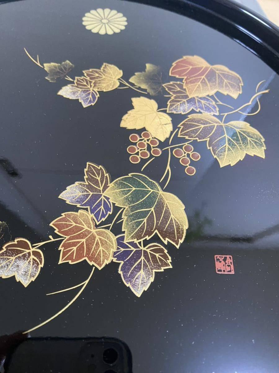 Amazon.co.jp: 上品な菊紋入り丸盆 金彩蒔絵滑り止め付き黒色葡萄ツタ