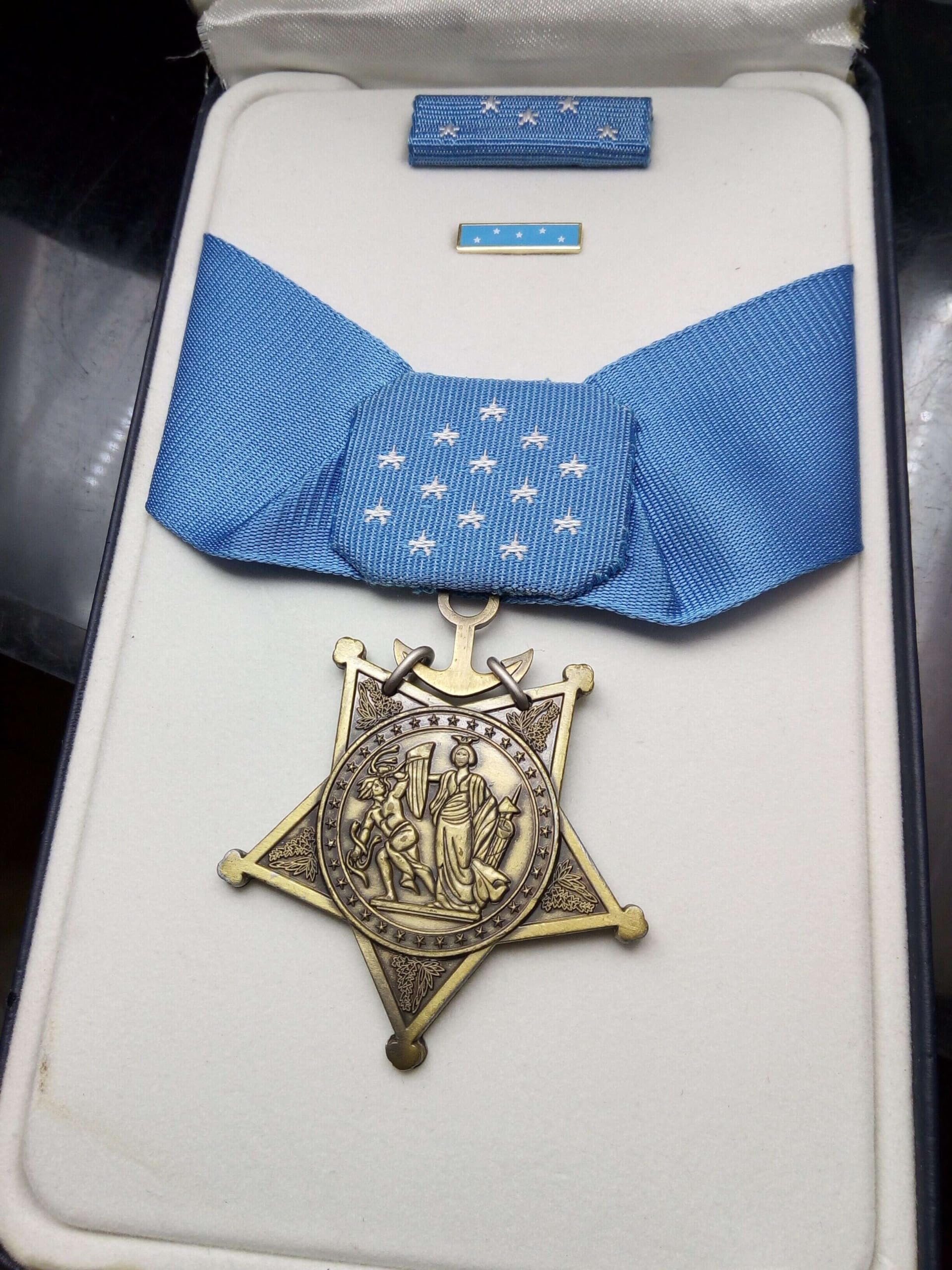 Amazon.co.jp: 米軍 名誉勲章 陸海空軍 3種セット ケース・リボンバー