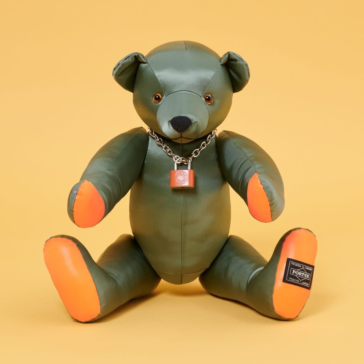 即完売の幻ベア!?】ポーターの「グリズリーベア」に新色が登場、手に