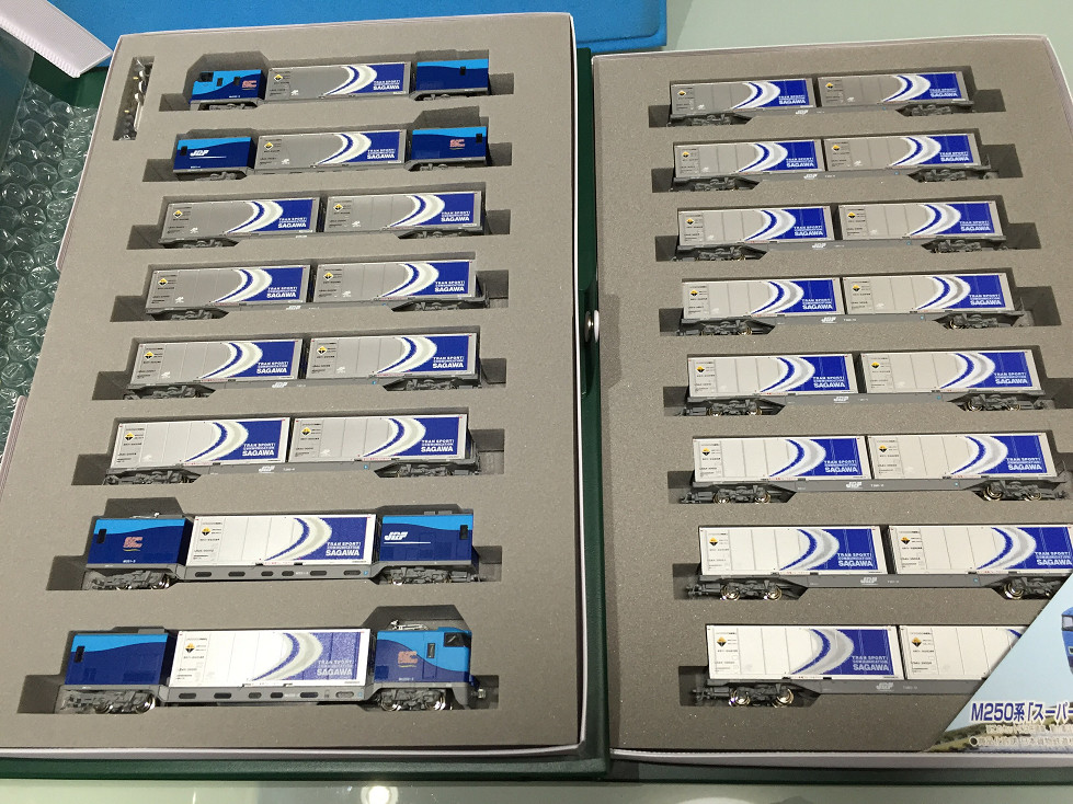 M250系 スーパーレールカーゴが入線です。 KATO 10-565 / 10-566 / 10