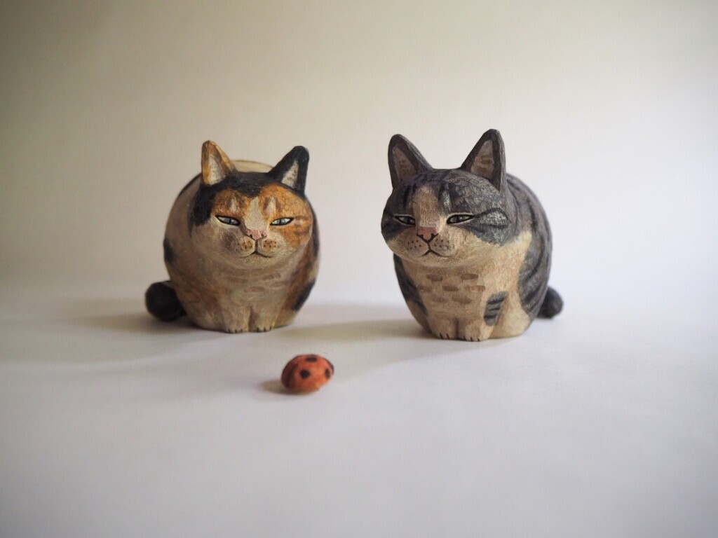 まるで絵本のような世界観！物語を空想したくなる猫の木彫り作品｜ねこナビ