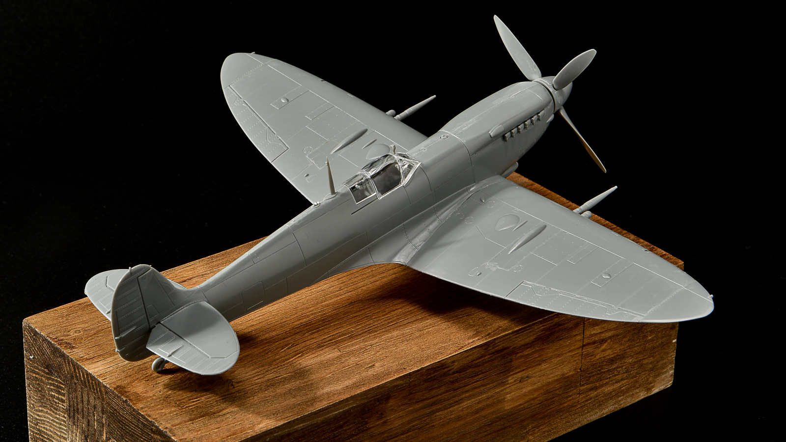 彫刻によってプラスチックが別物に見えてくる！？ ハセガワの「1/48