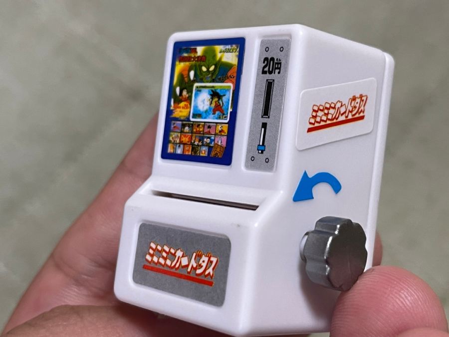 懐かしのカードダス自販機がミニサイズでカプセルトイに