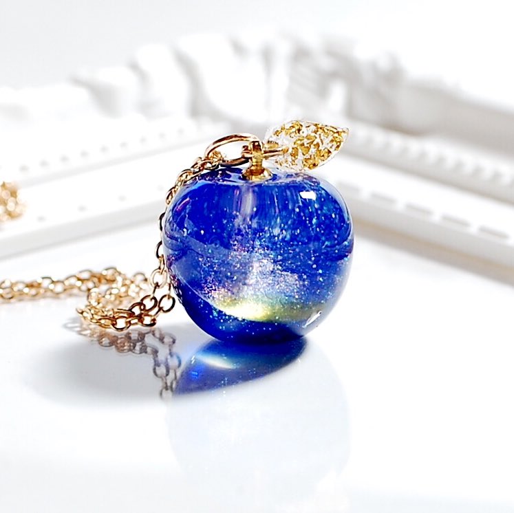 星空をモチーフにした林檎です🌌 #りんご #レジン #星レジン #夏 #夜空