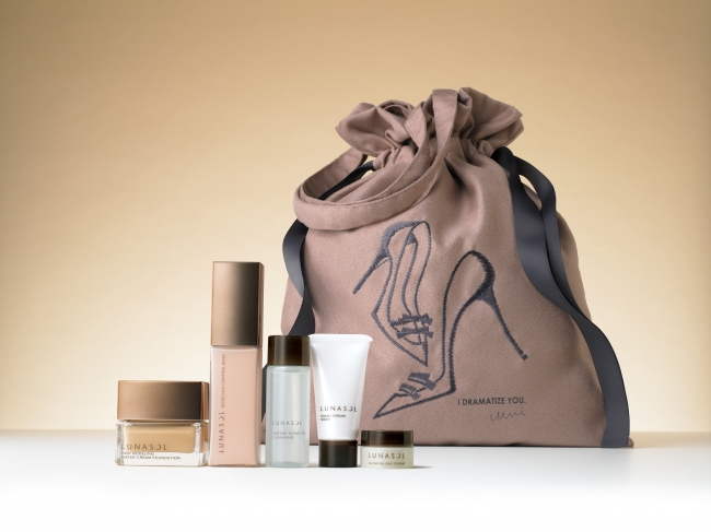 この秋、「TSURU by Mariko Oikawa」のシューズポーチが付いたベース