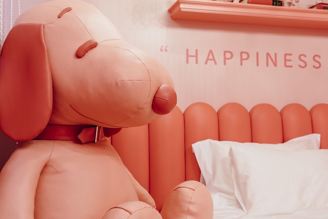 PEANUTS HOTELの客室＜ROOM64＞にあるピンクの巨大スヌーピーを