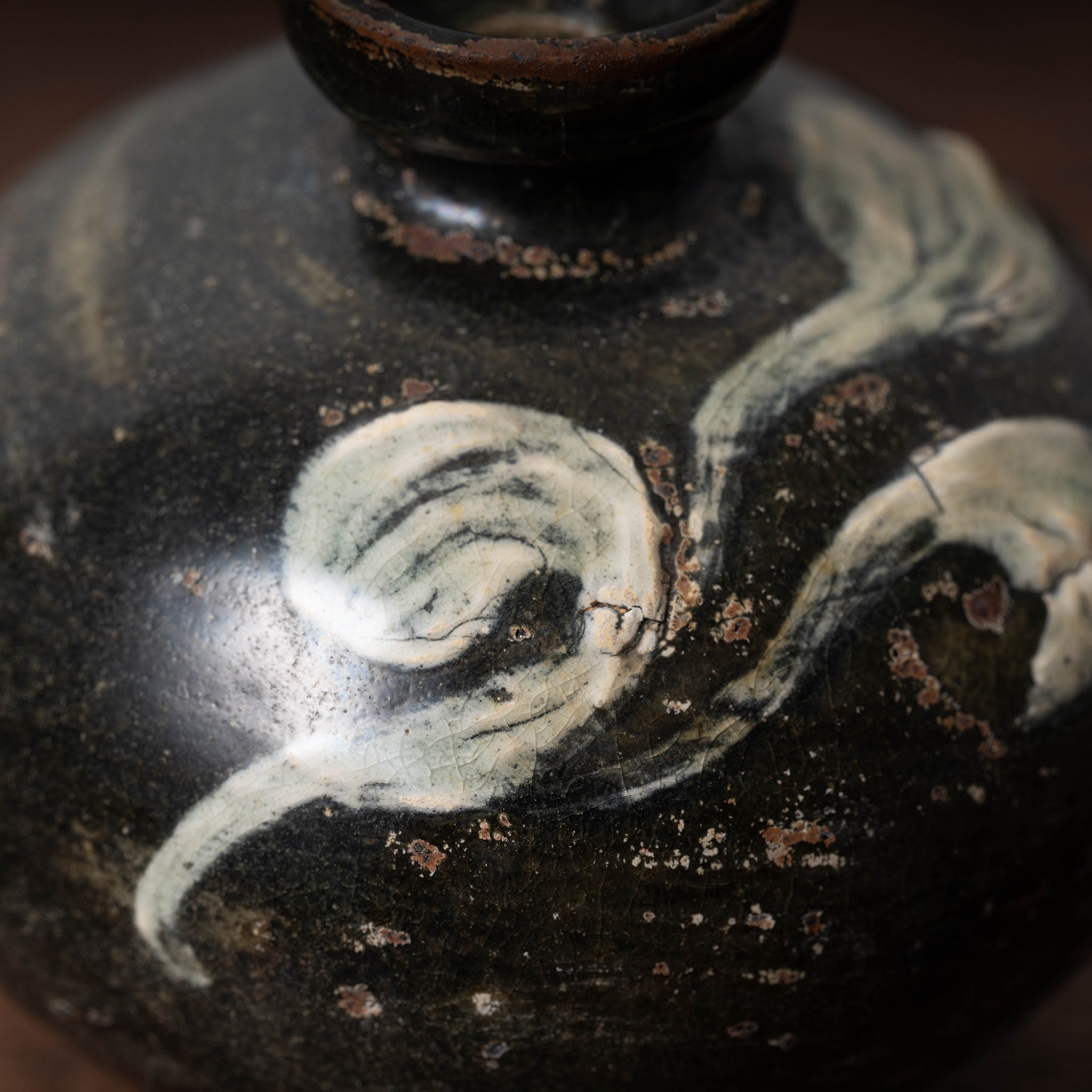 高麗 黒高麗白堆草花文小壺 – 燦禾 SANKA