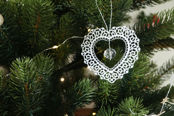 GNオーナメント 雪だるまとスノーシュー – ドイツ・ザイフェンの木の