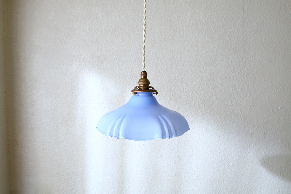 ブルーオパリン&ミルクガラス フリルペンダントランプ｜アンティーク