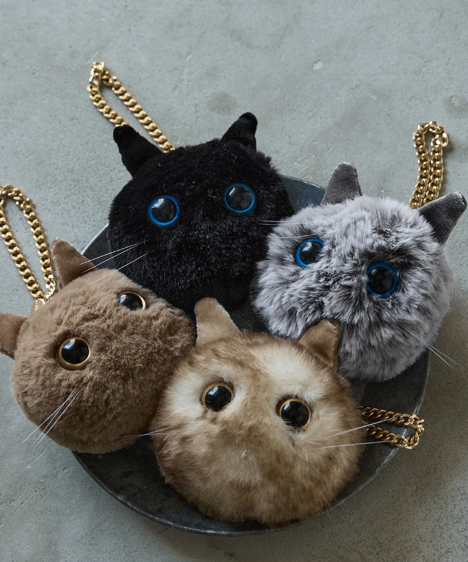 ふわふわファーまんまる目猫チャーム｜レディースファッション