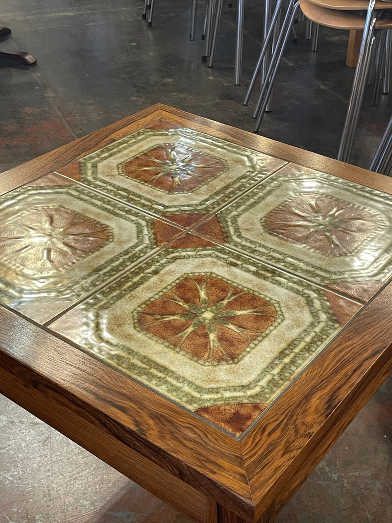 オークウッド タイルトップサイドテーブル ヴィンテージ SHARK ATTACK